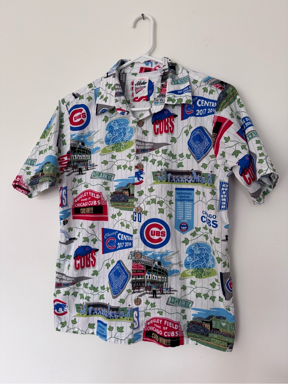 Youth XL Reyn Spooner Hawaiian Chicago Cubs Graphic Short-Sleeve Button-Up
